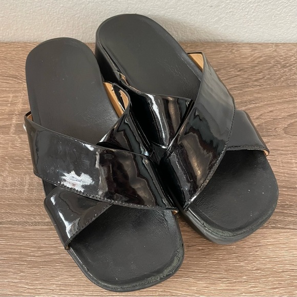 UGG Saguaro Emily Faux Leather Sandals, Black Patent, Size 7 - Picture 3 of 9